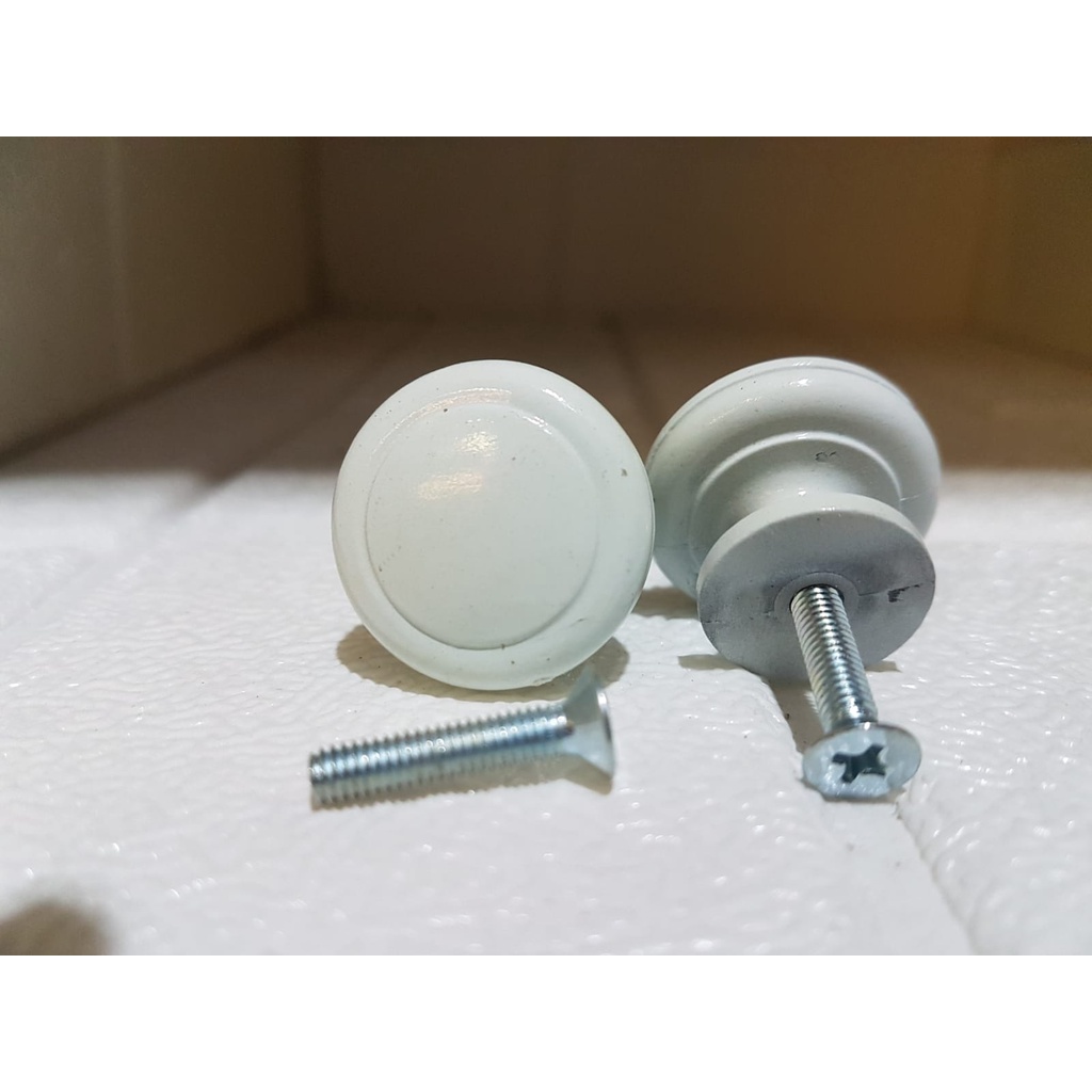 TARIKAN LEMARI BULAT STAMCO