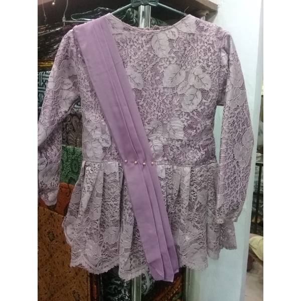 Kebaya anak model selendang