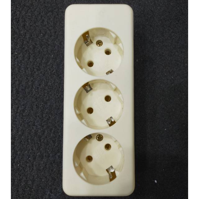 Stop Kontak Arde 3 Lubang Loyal