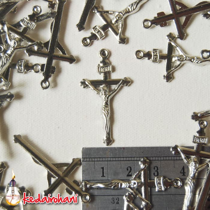 Bandul Salib Cross Logam Bahan Souvenir Kalung Rosario Yesus INRI