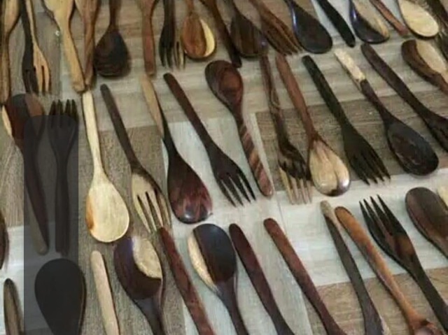 Cutlery set (Sendok, garpu dan pisau kayu  1 set)