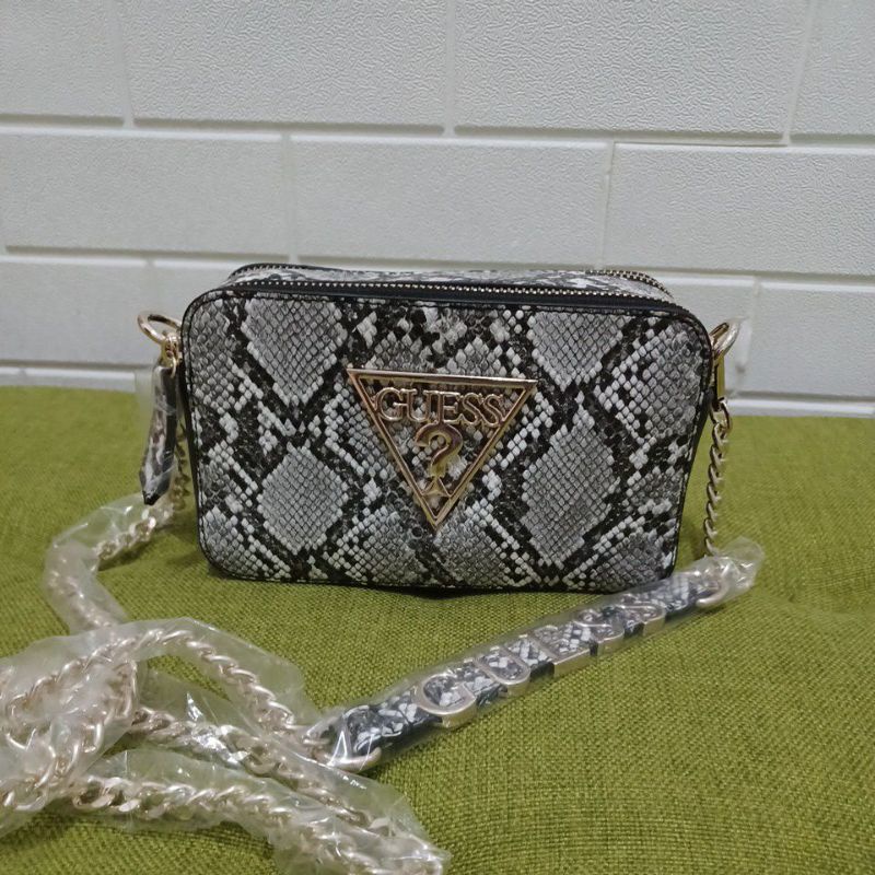 tas GUESS motif kulit ular
