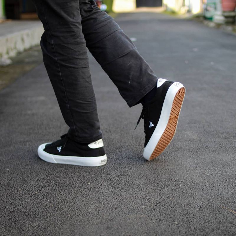 sepatu flymax Nusantara bw