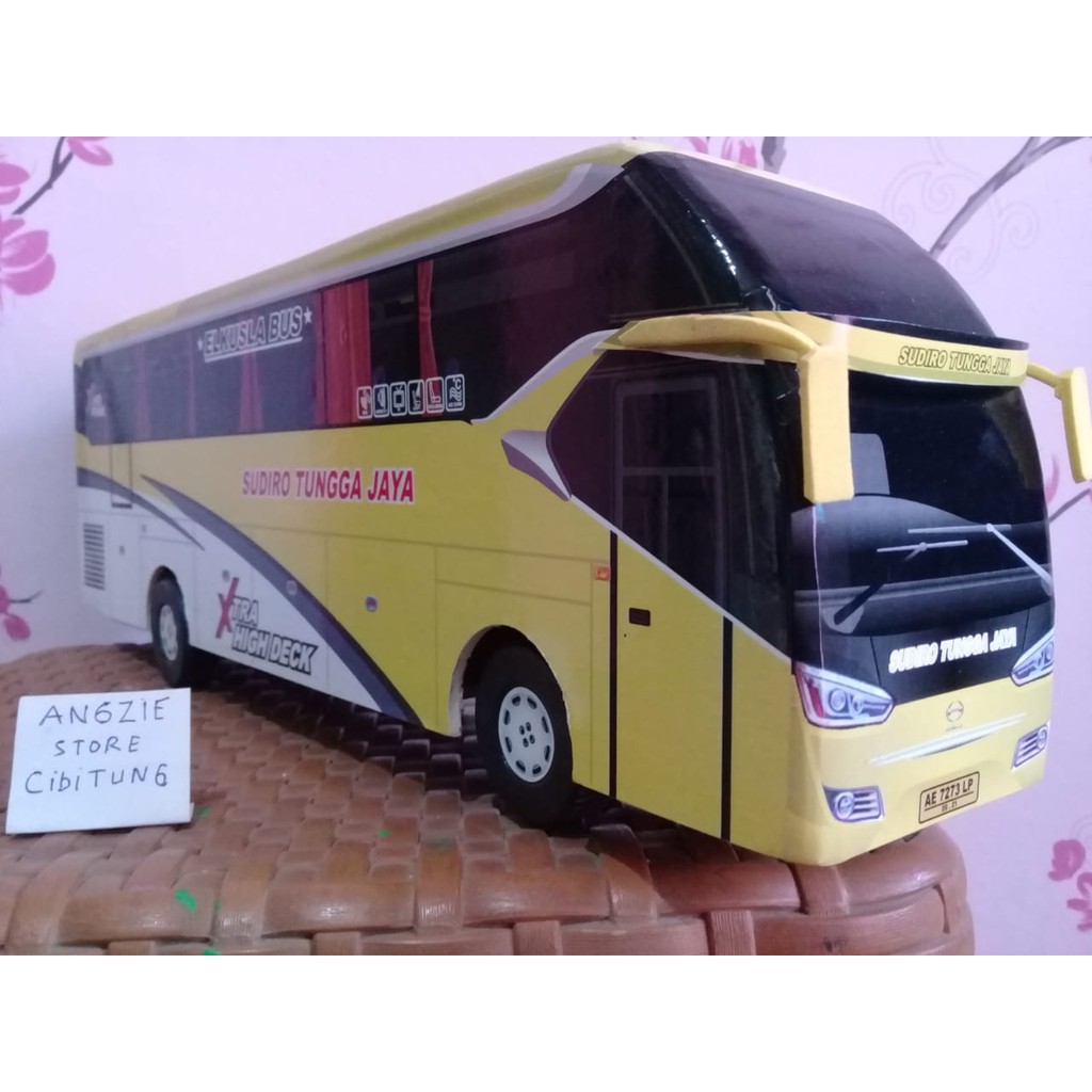 Miniatur bus bis Sudiro Tungga Jaya STJ