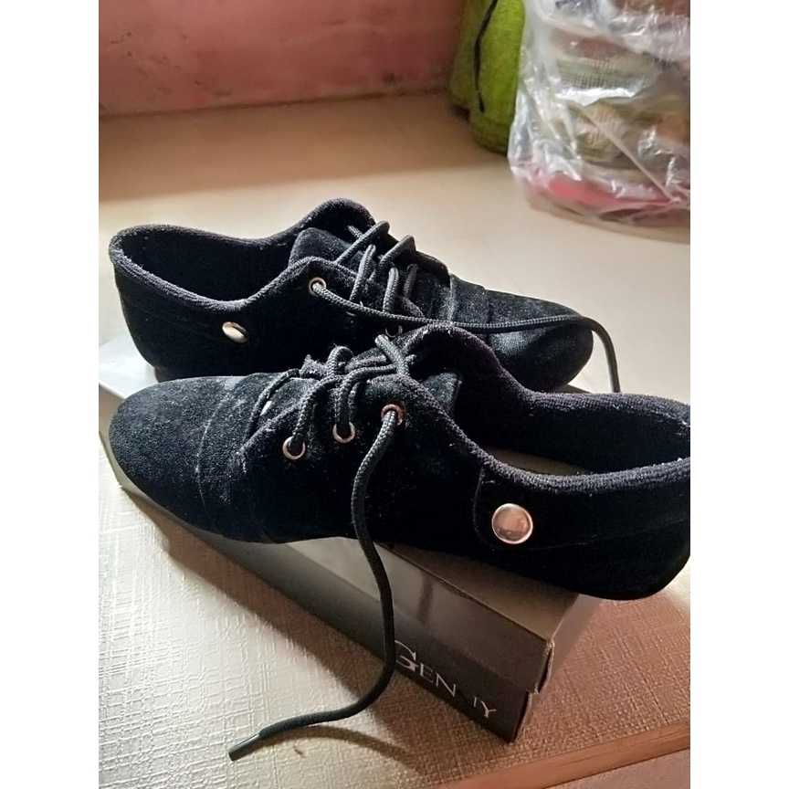 Preloved Sepatu Sneakers Beludru Genny
