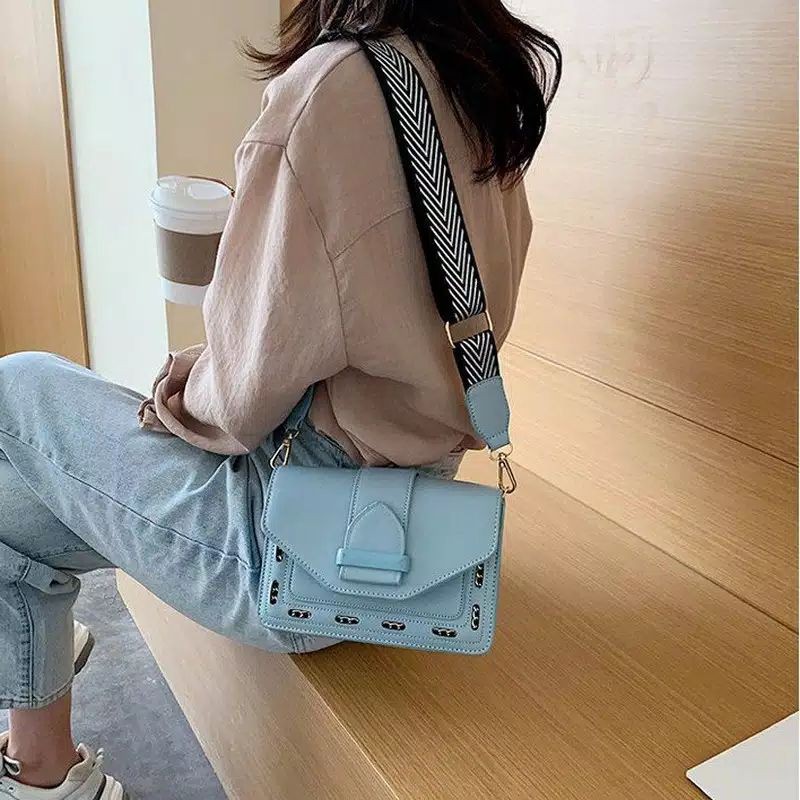 

Tas Korea Kotak Bergaris