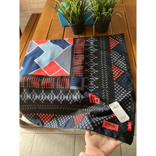 hijab zoya segi empat motif hitam barcode 89rb
