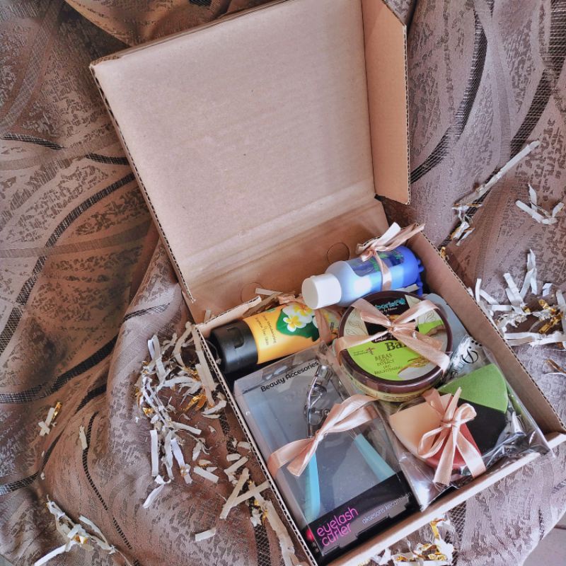 

HAMPERS CEWEK KADO ULANG TAHUN CUSTOM REQUEST