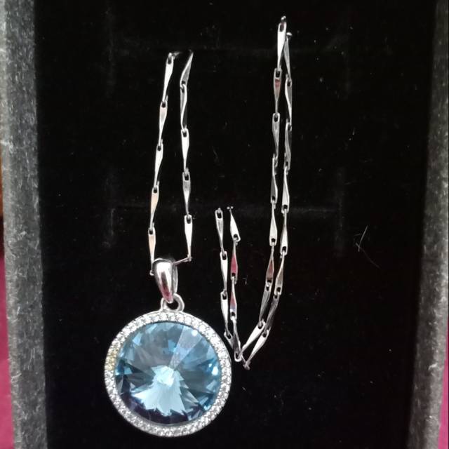 Kalung liontin mata biru