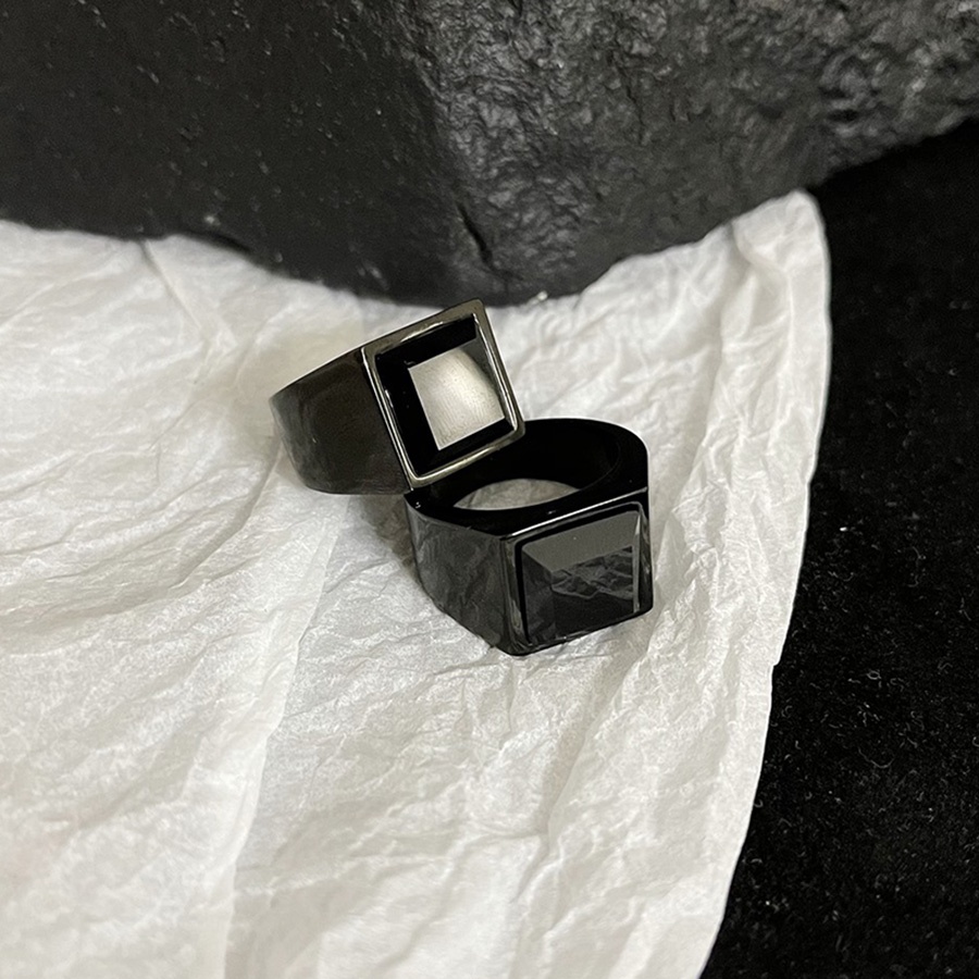 Cincin Pria Bahan Titanium Steel Aksen Batu Zircon Bentuk Kotak Warna Hitam Merah Untuk Pernikahan