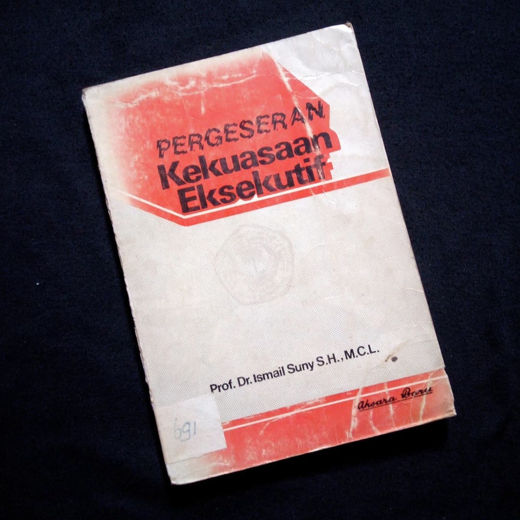 Pergeseran Kekuasaan Eksekutif | Ismail Suny | Aksara Baru