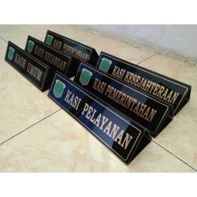 

papan nama meja