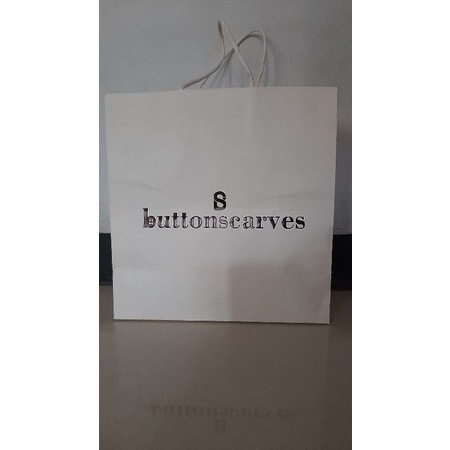 

Paper bag by buttonscarves