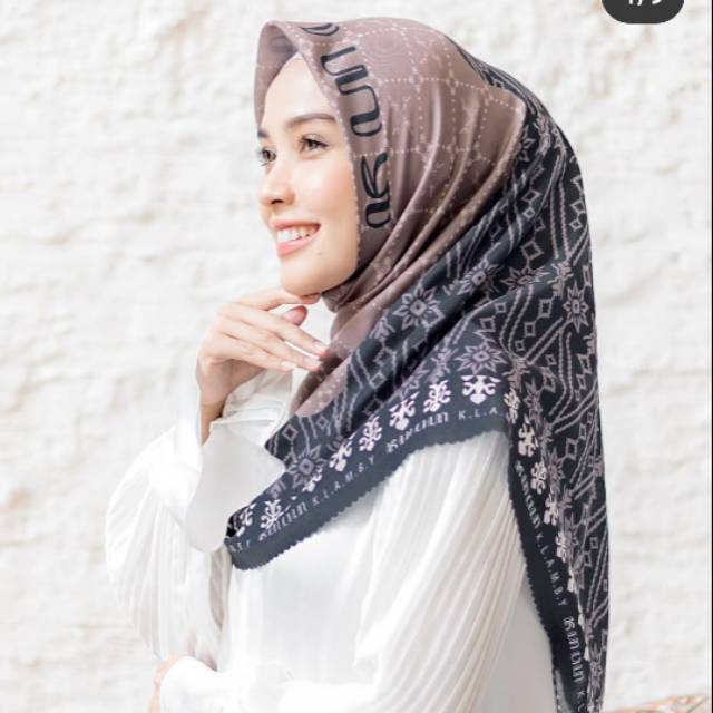 Kanaka scarf Bromo wearing klamby