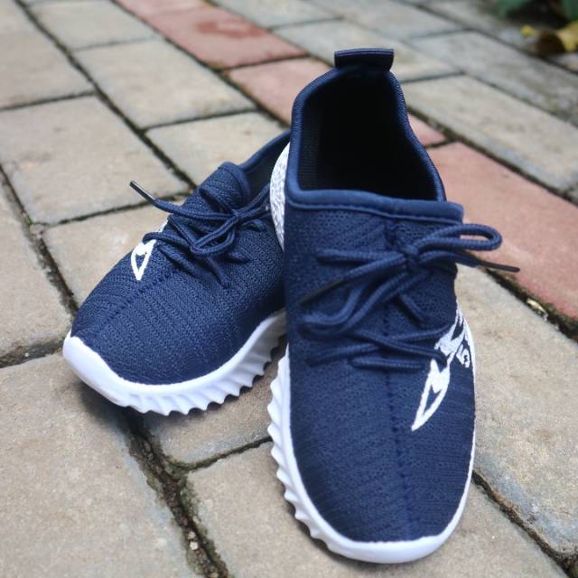 Sepatu sport anak