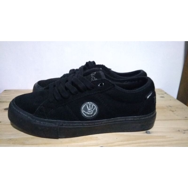 Beazt x deadsquad deadshoe redemption