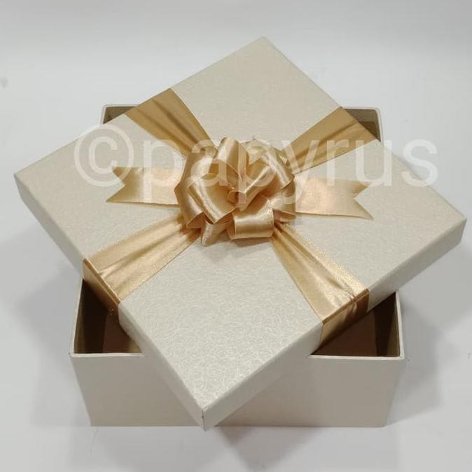 

Papyrus Kotak Kado Gift Box Hadiah 20x20cm tinggi 10cm