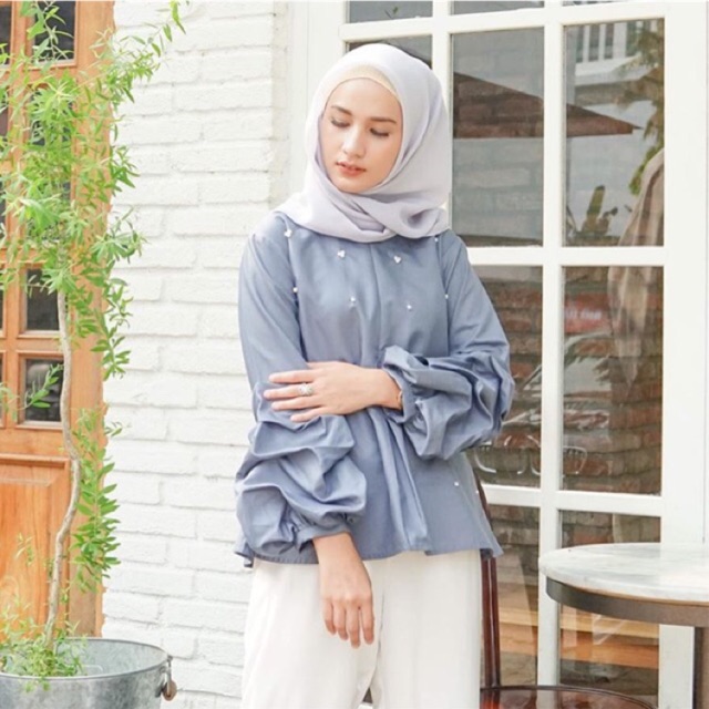 Luna Blouse wearing klamby