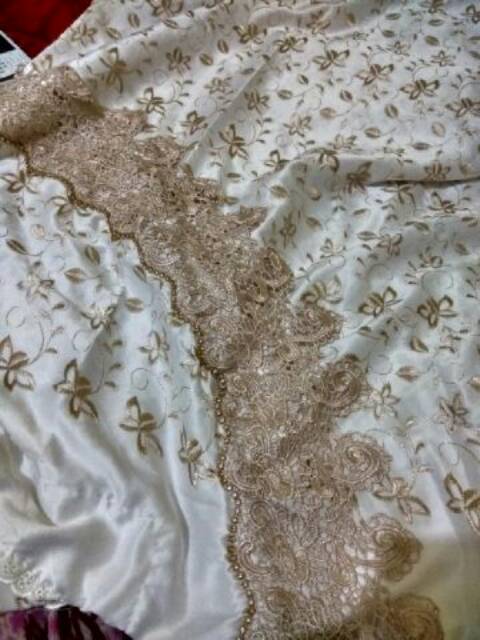 MUKENA PRADA SUTRA PARIS DENGAN TABURAN SWAROVSKI RENDA KEONG WARNA MILO