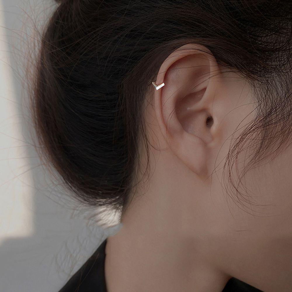 Needway   Anting Segitiga Geometris Minimalis Pria Wanita Lingkaran Anting Paduan Pria Ear Buckle