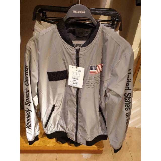 Jaket bomber nasa pria pull&bear