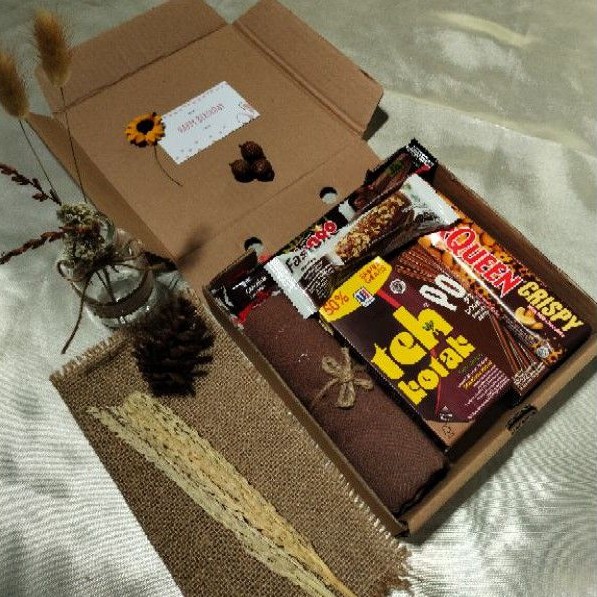 

GIFTBOX || HAMPERS SNACK & HIJAB UNTUK WISUDA/BIRTHDAY/WEDDING