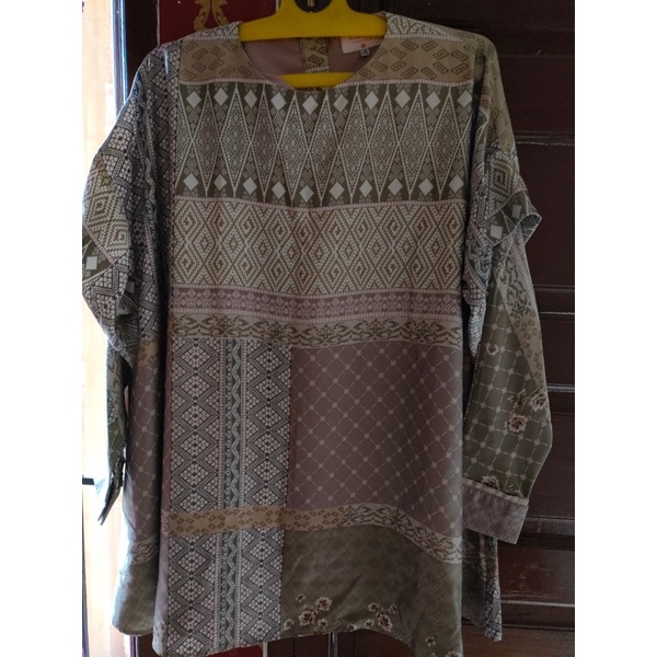 Preloved Kinali Top Ria Miranda