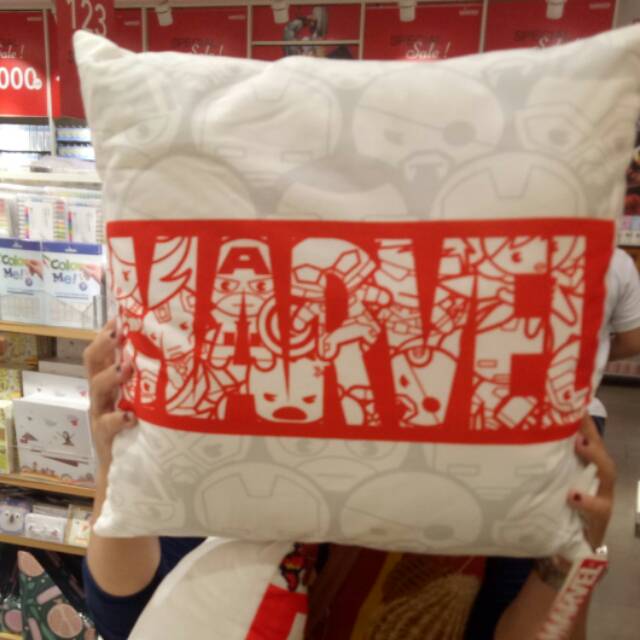Bantal marvel miniso