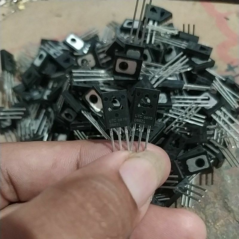 transistor D882L UTC