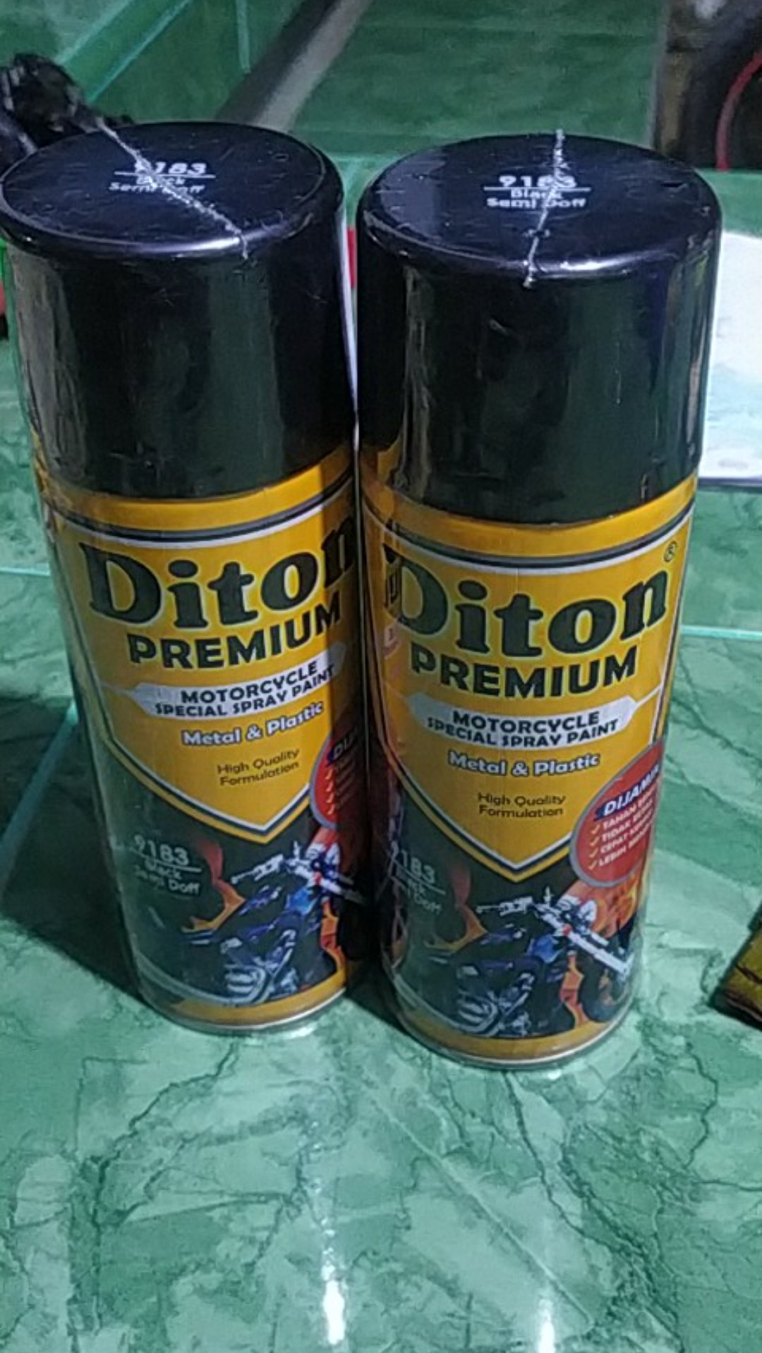 9183 Black Semi Doff<br />diton Premium Cat Semprot Spray Tahan Bensin Dan Tahan Retak Isi 400 Cc