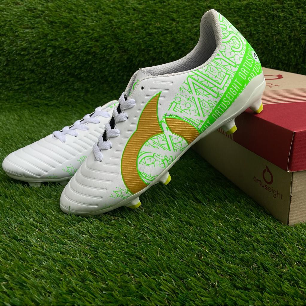 Ortuseight Sepatu sepak bola Catalyst Cypher In - Putih