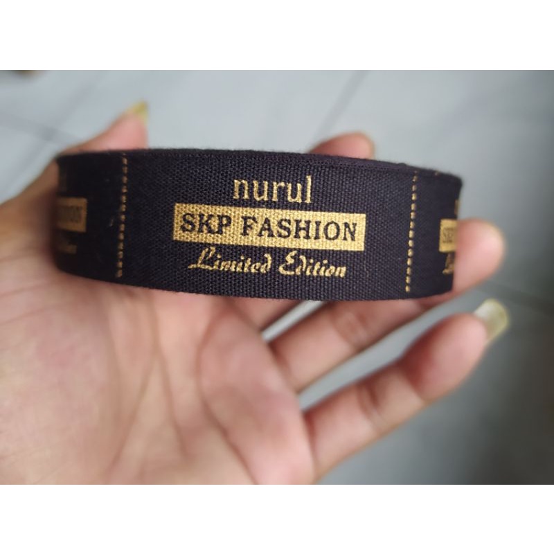 

Label baju// label fashion // label kaos// label hijab// label masker, Dll, katun hitam khusus tinta emas