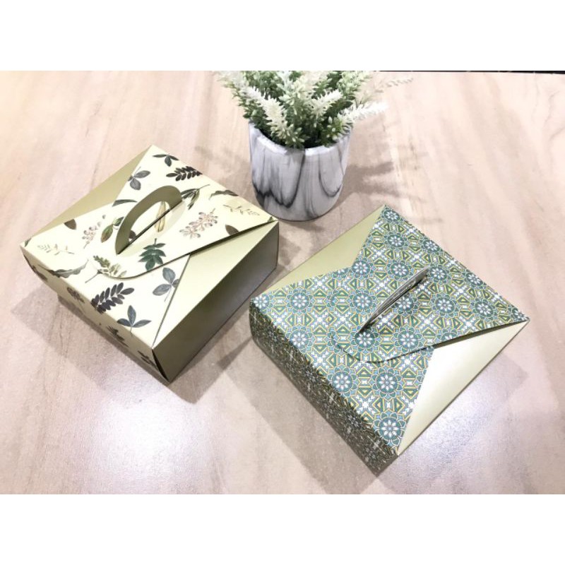 

Kotak jinjing small white untuk toples bulat, kue slice dan hadiah lain bisa untuk gift
