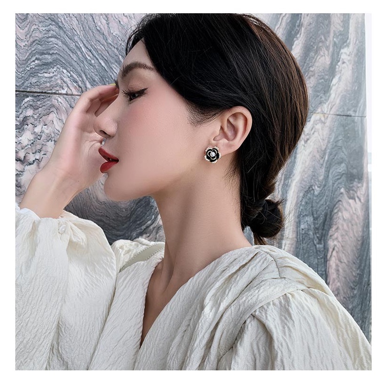 Anting Stud 925 Silver Needle Bentuk Mawar Hitam Aksen Mutiara Gaya Korea Retro Untuk Wanita