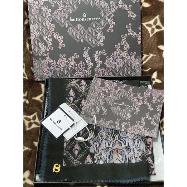 granada series ButtonScarves