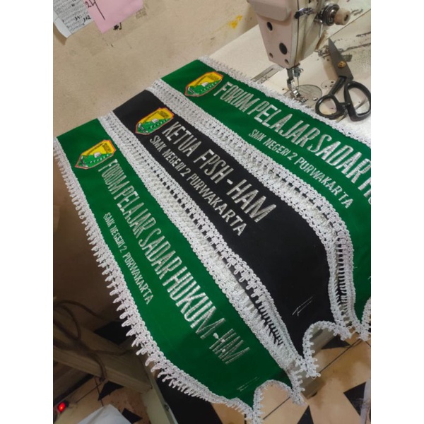 RB Selempang Wisuda Bordir Bludru 2 Baris + Logo