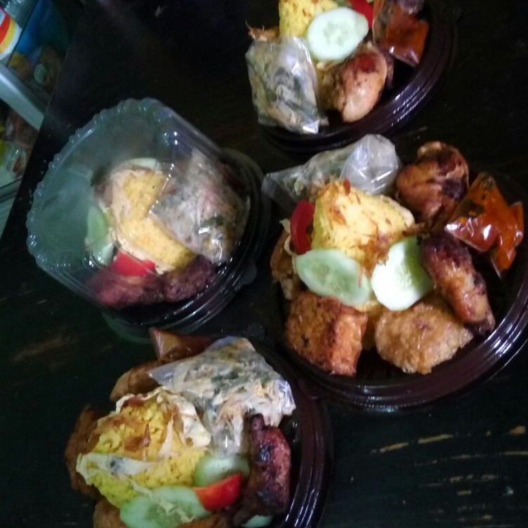 

Nasi Kuning Tumpeng Mini | Paket Nasi Kuning Tumpeng