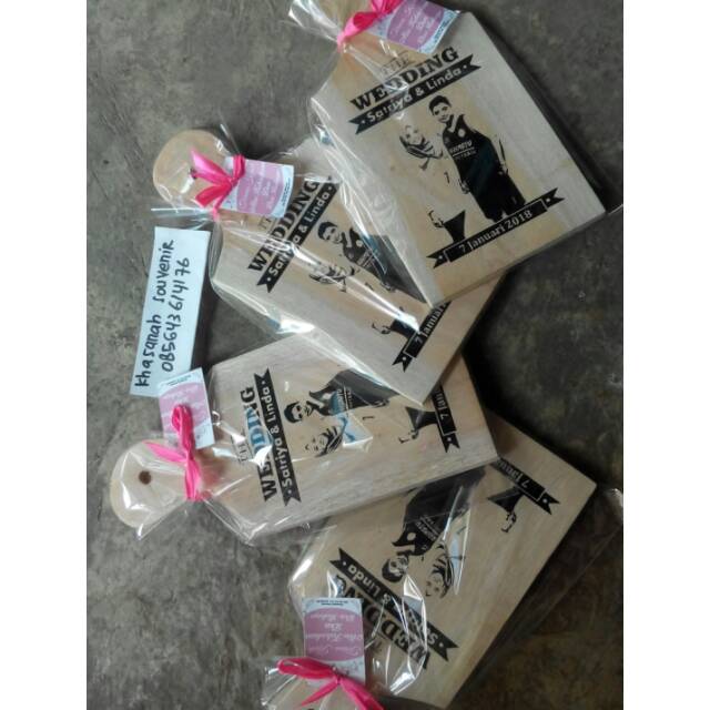 Souvenir telenan kayu