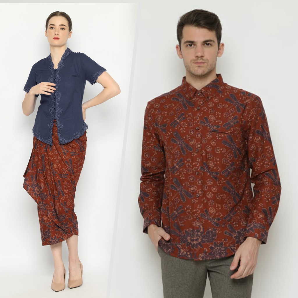 BAJU BATIK COUPLE  Kemeja Rok Lilit Instan Batik Pria Lengan Panjang Slimfit Premium Capung Merah Bata 729740 Cap 72 - Baju Kemeja Atasan Pakaian Batik Couple Cople Pria Cowok Laki Laki Remaja Keluarga Lengan Panjang Modern Slimfit Premium Kekinian