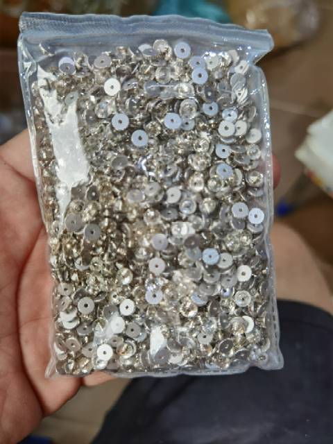 STONE KRISTAL BERLIAN MOTIF BULAT PUTIH LOBANG TENGAH UKURAN 4 MM PER LUSIN