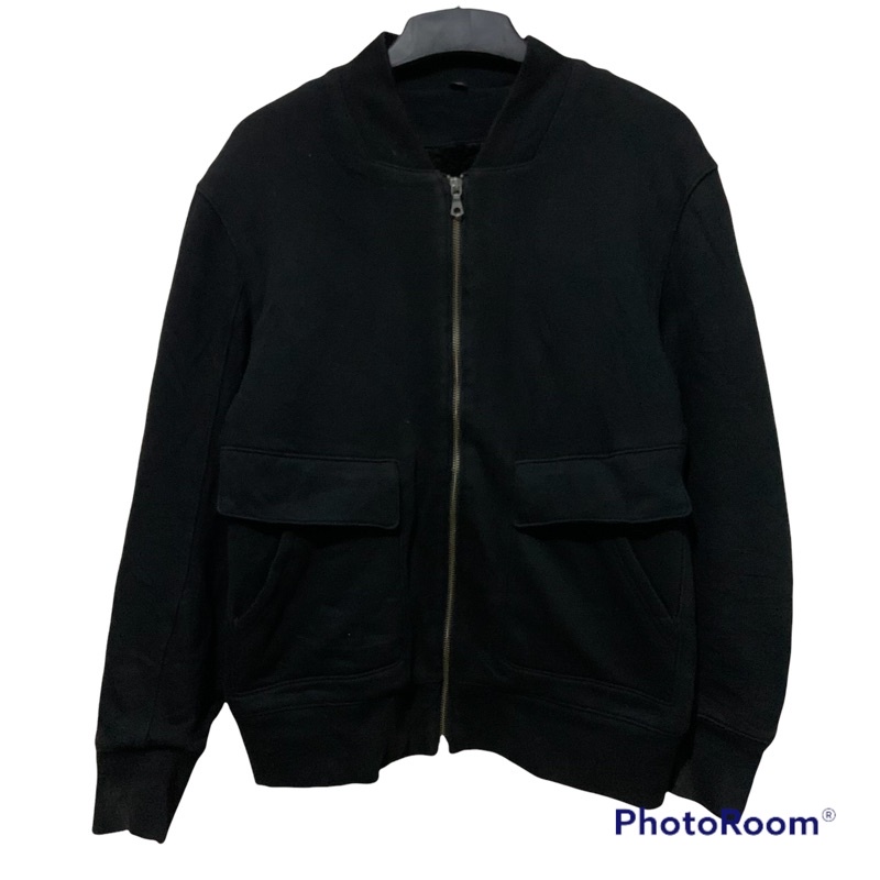 bomber hitam uniqlo