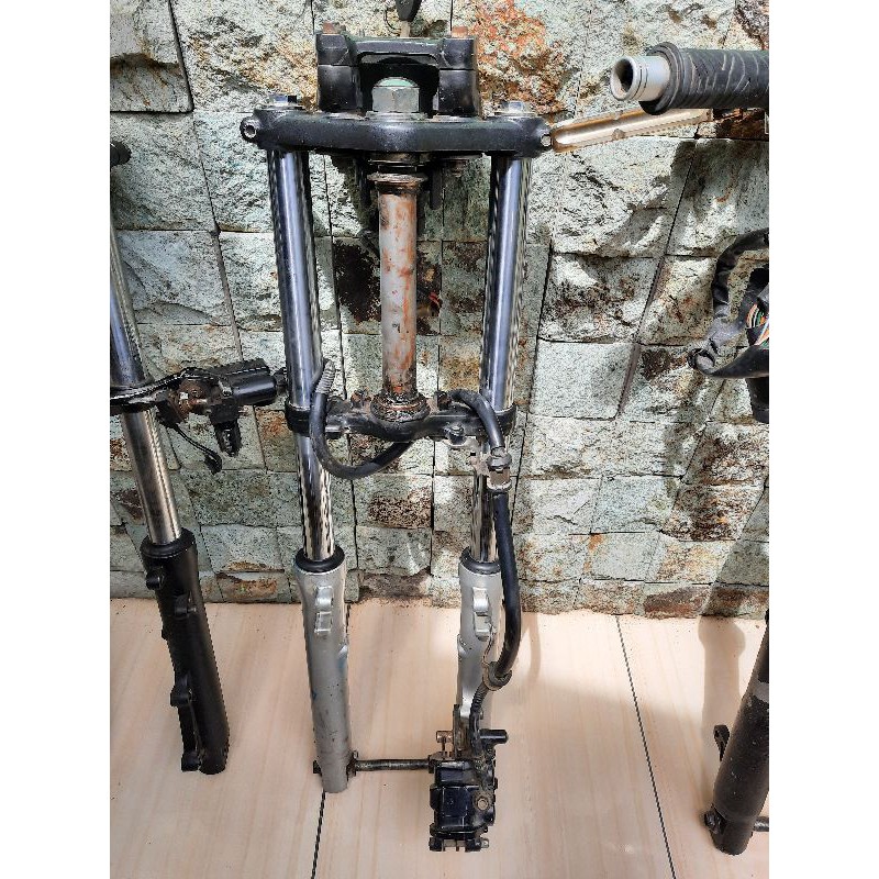 shok depan megapro mono