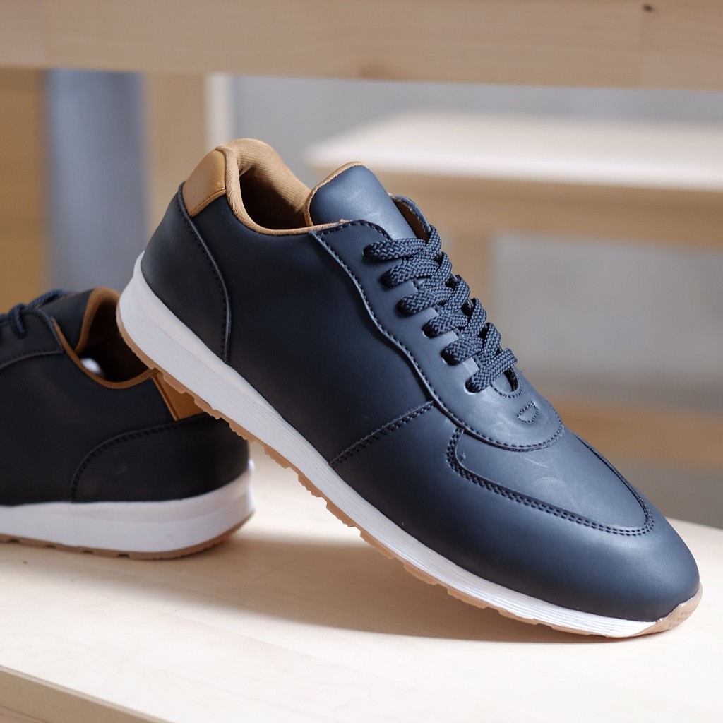  SEPATU  SNEAKERS PRIA  KULIT  CASUAL SPORT KASUAL HITAM COWOK 