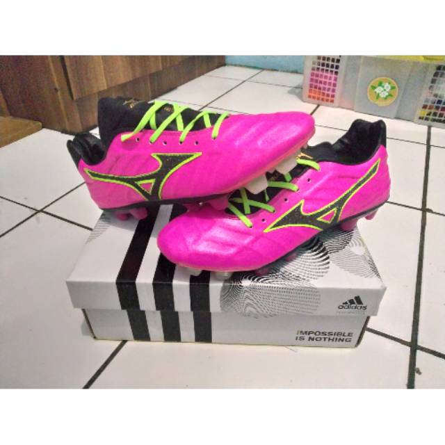 Sepatu Bola MIZUNO REBULA V1 PINK GLOW MD