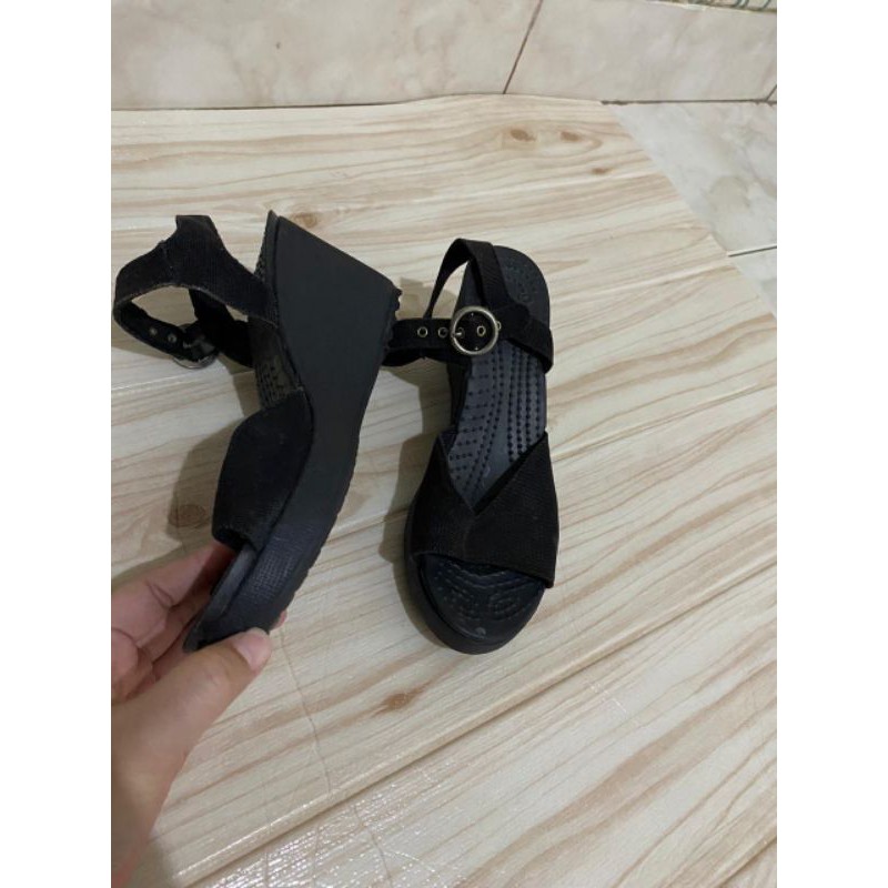Preloved Wedges Wanita Crocs Hitam Murah