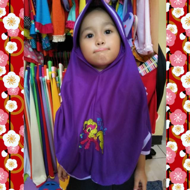 Jilbab model baru kuda poni belahan samping