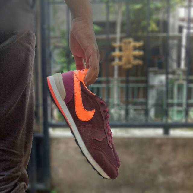 Nike internationalist maroon