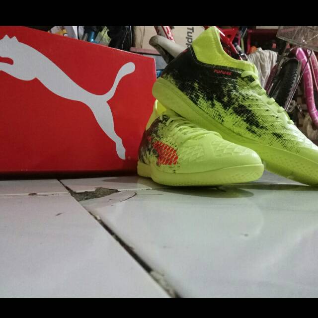 Sepatu futsal puma