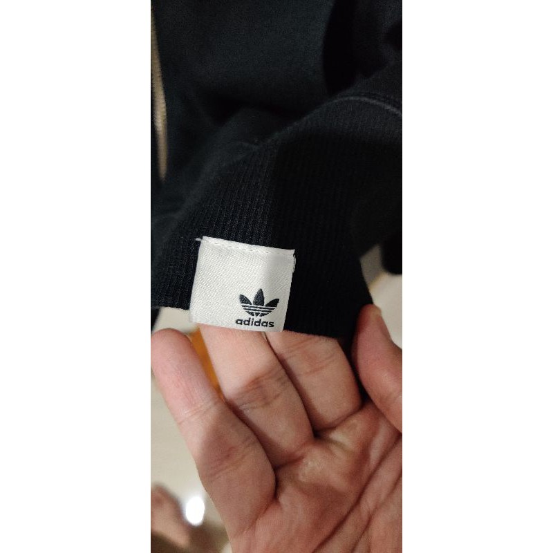 jaket adidas ori second masi sangat bagus tidak ada cacat produk.
