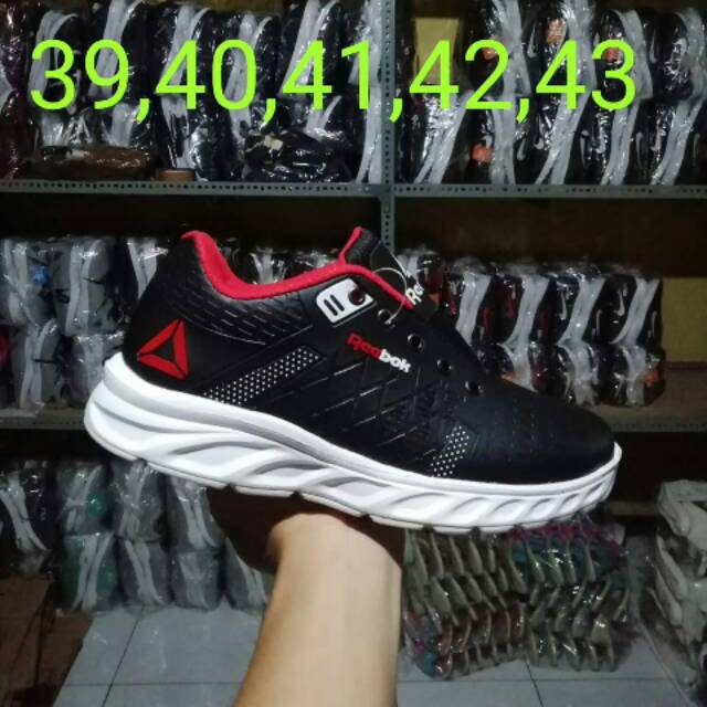 Sepatu sport reebok